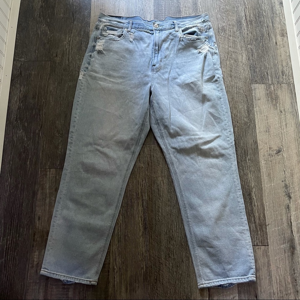 American Eagle | Lightwash High Rise Mom Jeans